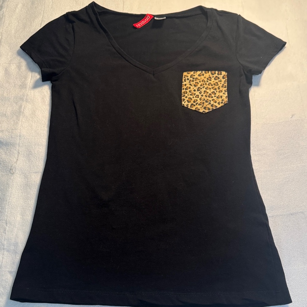 Divided H&M Black Leopard Pocket V Neck Tee 6